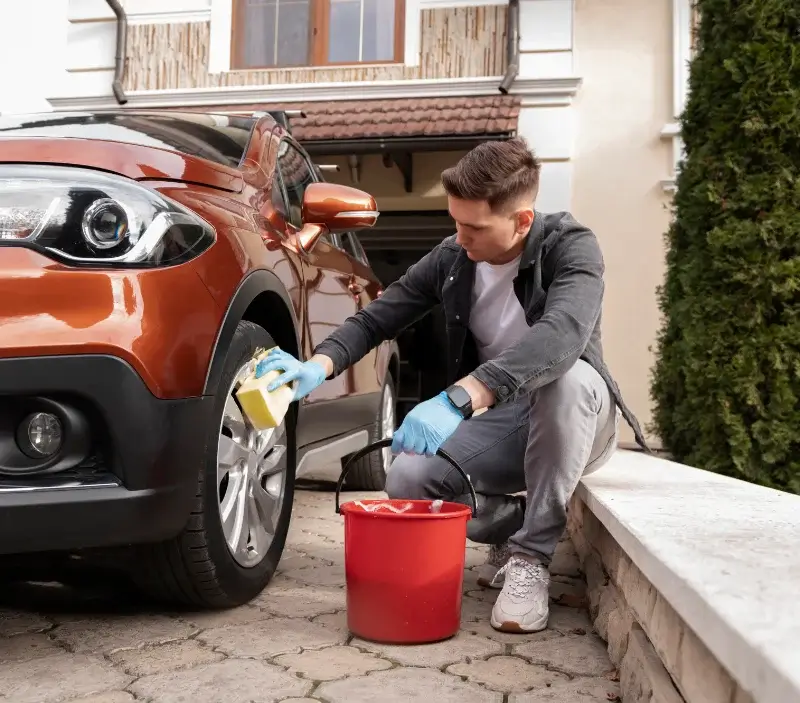 Lavage auto à domicile Montet-et-Bouxal : professionnel intervenant sur un véhicule